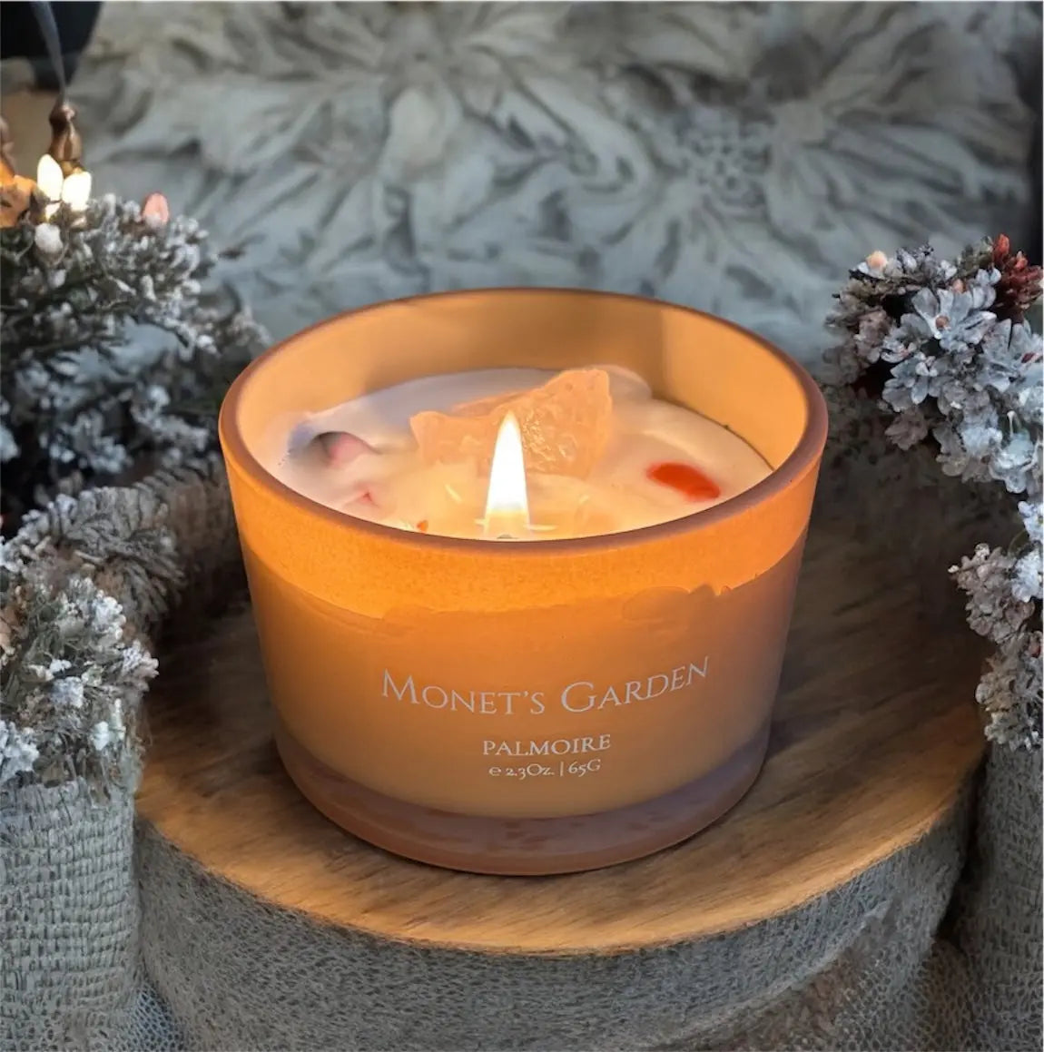 Duftkerze Monet’s Garden von Fitaura – Rose, Lilie & Mandel auf Holzunterlage, natürliche Aromatherapie für Zuhause