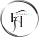 Logo mit den Buchstaben FA in schwarzer Überlappung, darüber das Wort FITAURA, rechts davon eine kleine grüne Lotusblume, alles in einem handgezeichneten schwarzen Kreis auf weißem Hintergrund.