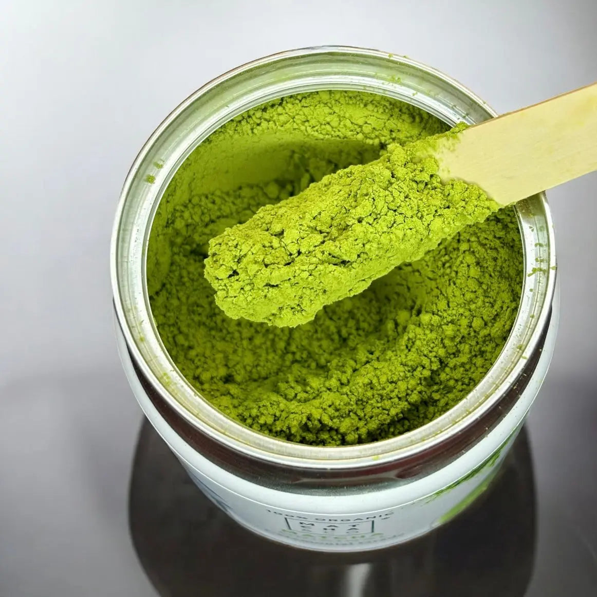 Fein gemahlenes japanisches Matcha Tee Pulver - kräftig grün