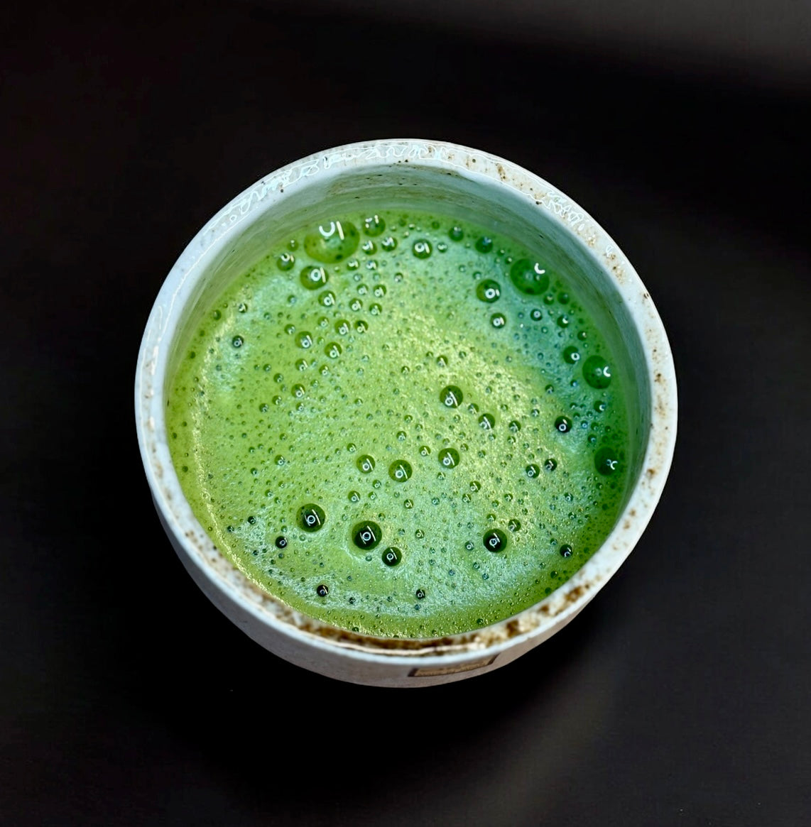 Frisch aufgeschäumtes Matcha Tee in Keramikschale 