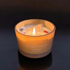 Bergkristall Duftkerze brennend - stimmungsvolle aromakerze aus Sojawachs, veredelt mit Edelstein 