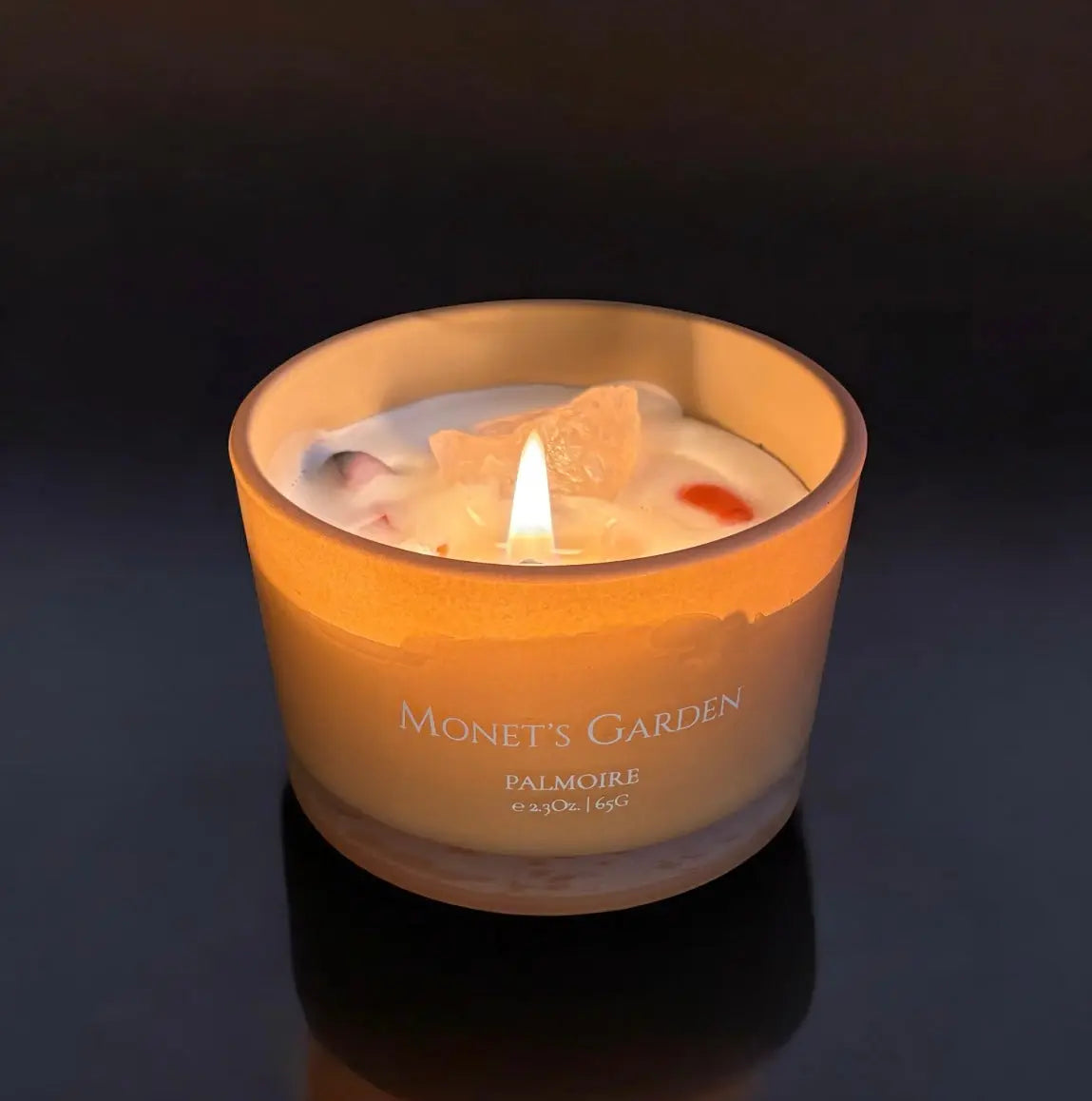 Bergkristall Duftkerze brennend - stimmungsvolle aromakerze aus Sojawachs, veredelt mit Edelstein 