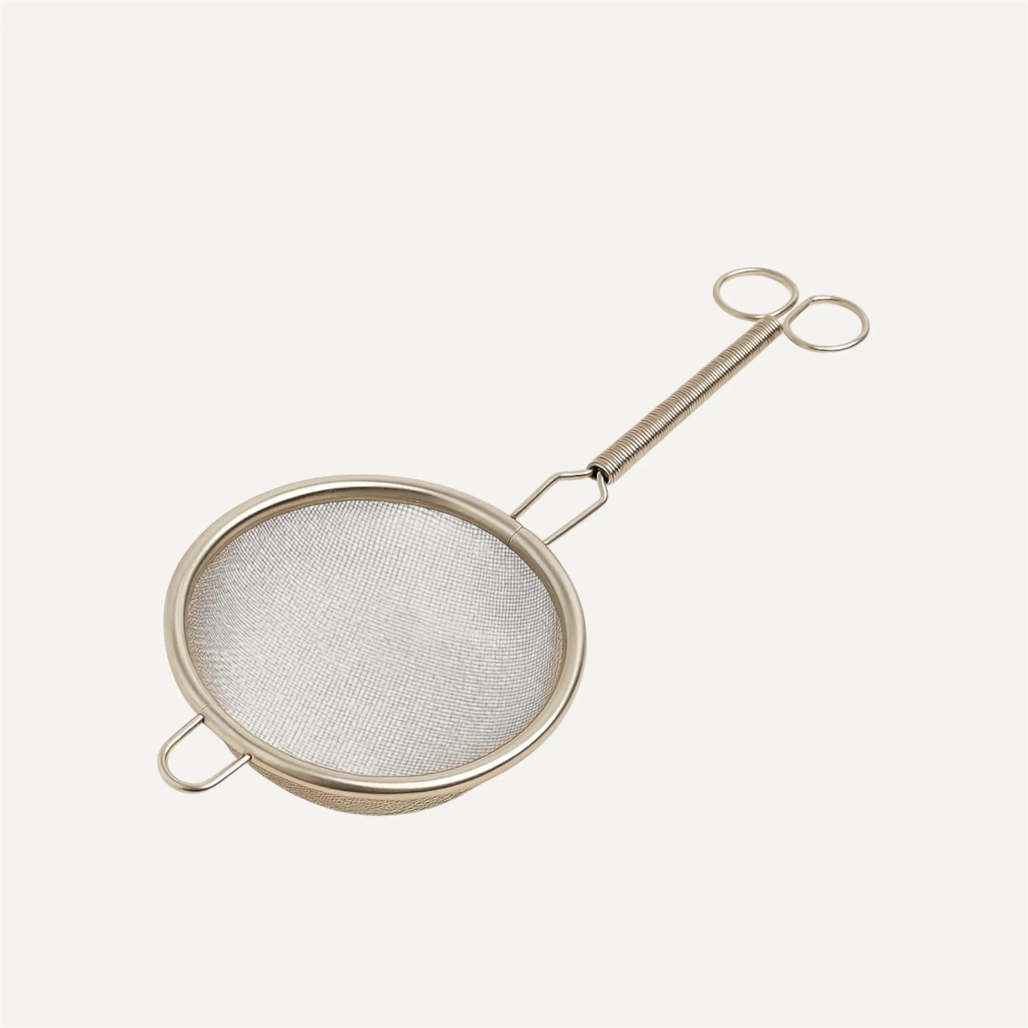 Das Fitaura Matcha Teesieb Chakoshi aus Edelstahl mit feinem Netz, langem Griff und zwei kleinen Halteschlaufen ist auf weißem Grund abgebildet.