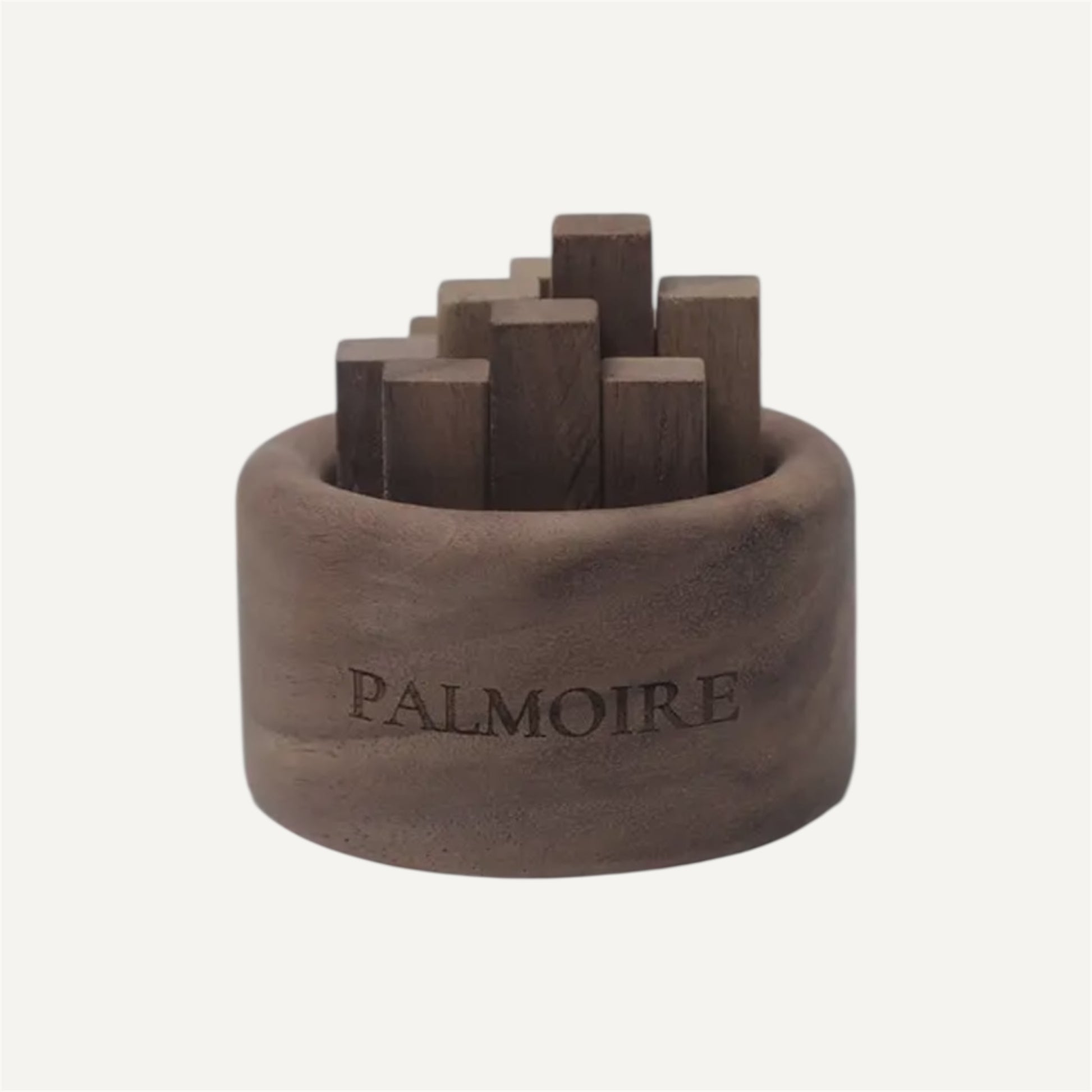 Ein runder hölzerner Fitaura Mini Holzdiffusor aus Schwarznuss - Jasmin & Rose (To-Go) hält mehrere aufrecht stehende Holzstäbchen unterschiedlicher Höhe, die vor einem schlichten weißen Hintergrund präsentiert werden.