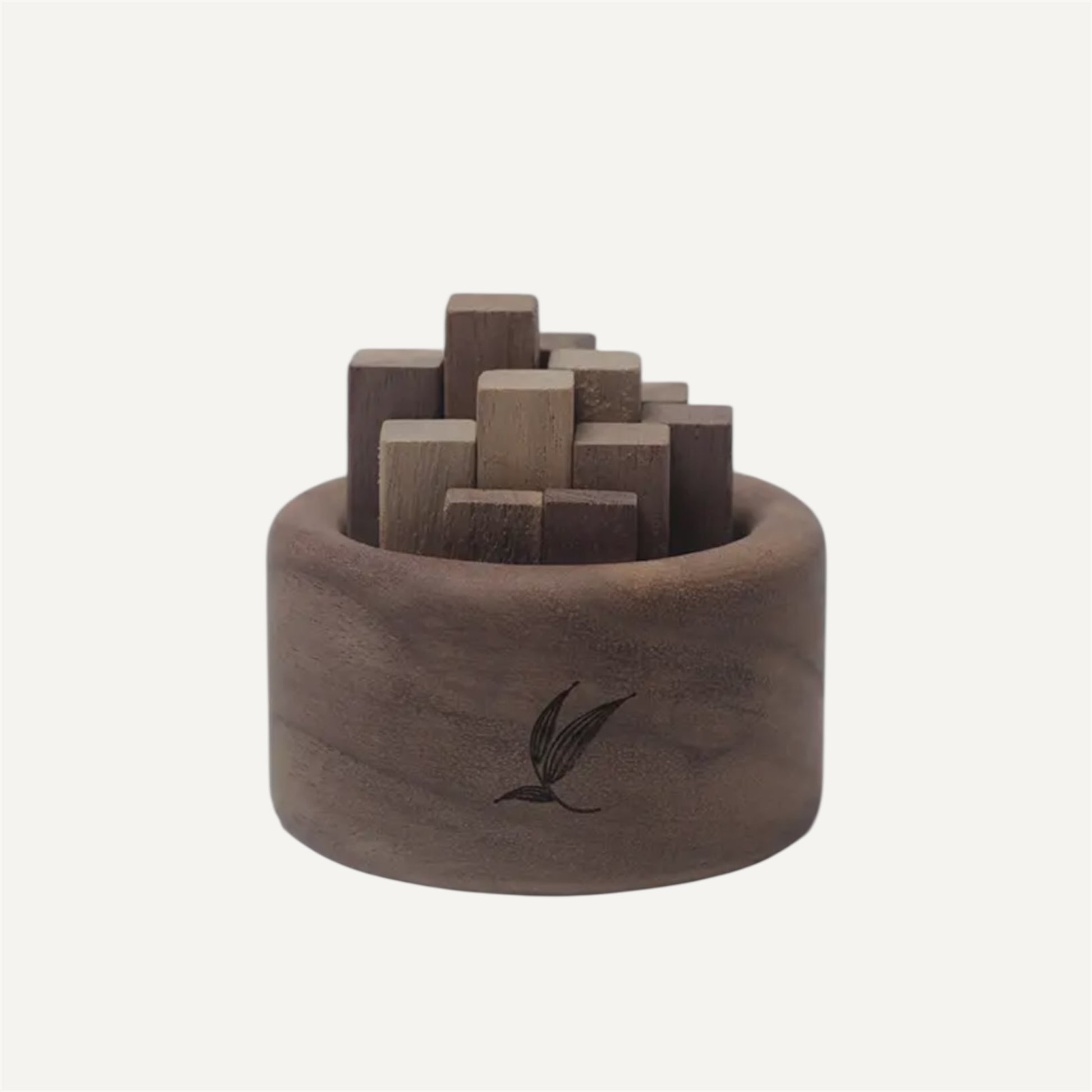 Der Fitaura Mini Holzdiffusor aus Schwarznuss - Jasmin & Rose (To-Go) ist ein runder Holzbehälter mit einer Vogelgravur, der aufrecht stehende Blöcke hält und als stilvoller Diffusor für ätherische Öle oder Autoduft dient.